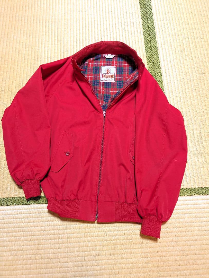 赤いチェック柄ジップアップジャケット