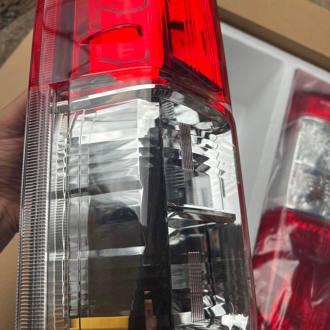 ハイエース8型純正テールランプ新車取り外し