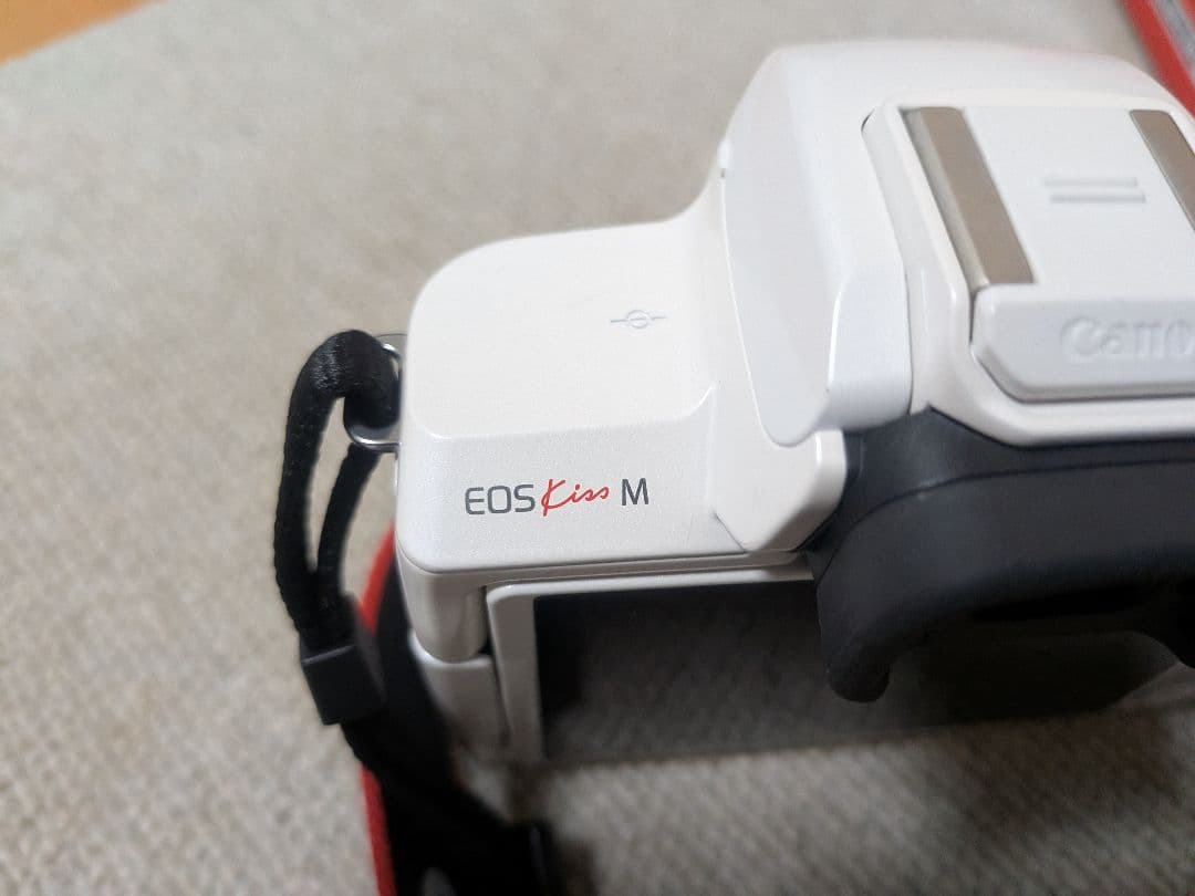 Canon EOS Kiss M 白色ズームキットレンズ2本付きバッテリー2個