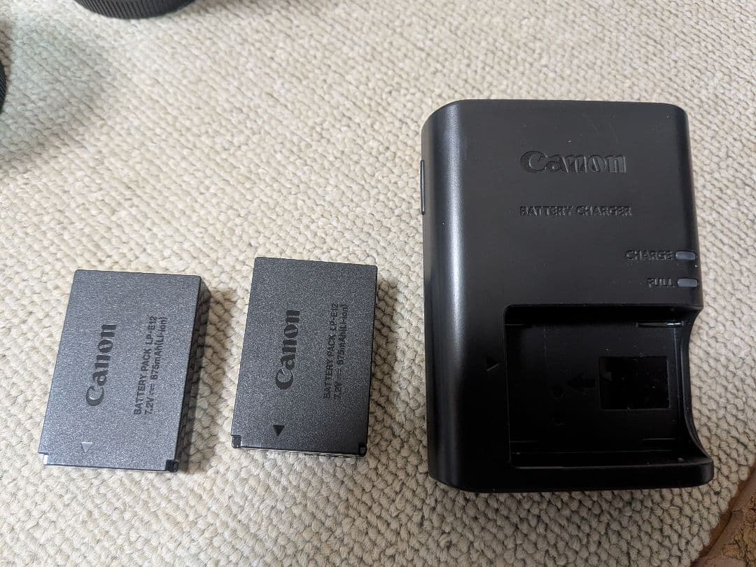 Canon EOS Kiss M 白色ズームキットレンズ2本付きバッテリー2個