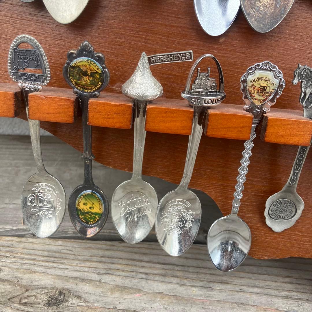 ① ヴィンテージ アメリカ地図型台座付き スーベニアスプーンコレクション 61本
