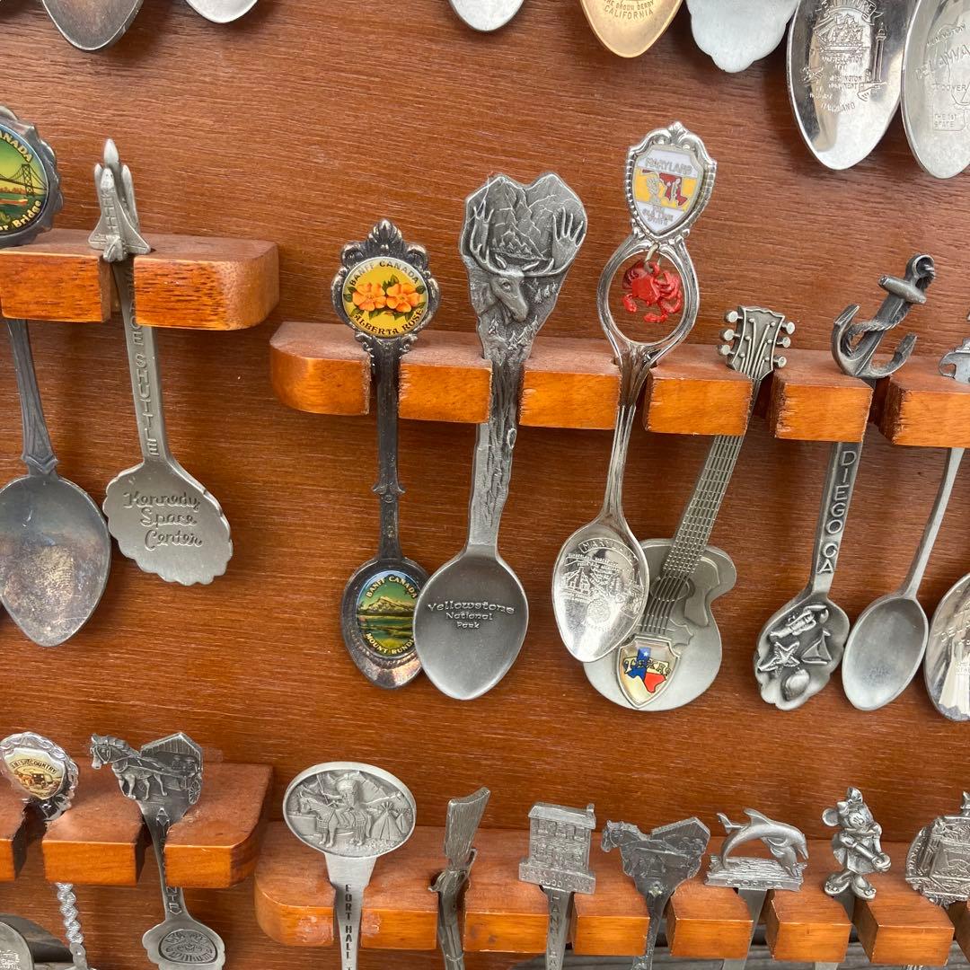 ① ヴィンテージ アメリカ地図型台座付き スーベニアスプーンコレクション 61本