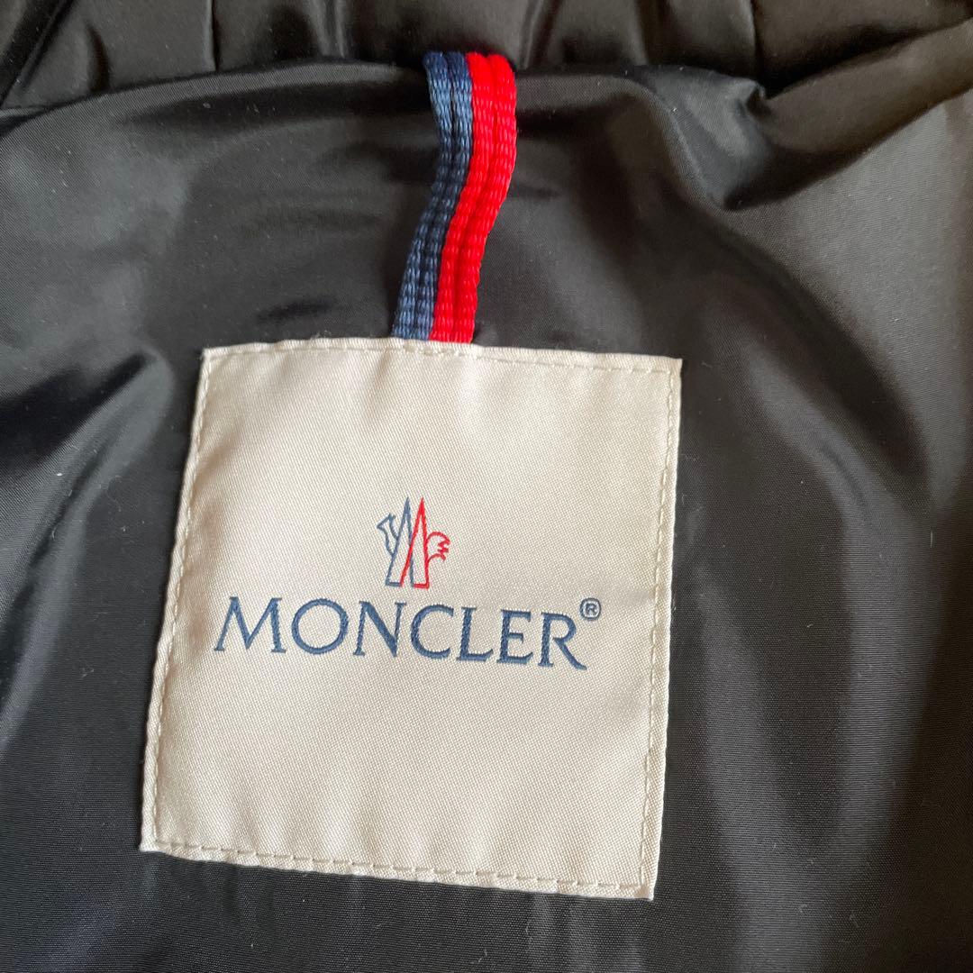Moncler ブラック ダウンジャケット フード付き