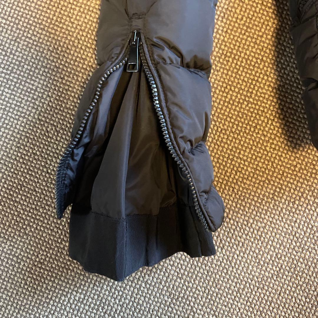 Moncler ブラック ダウンジャケット フード付き