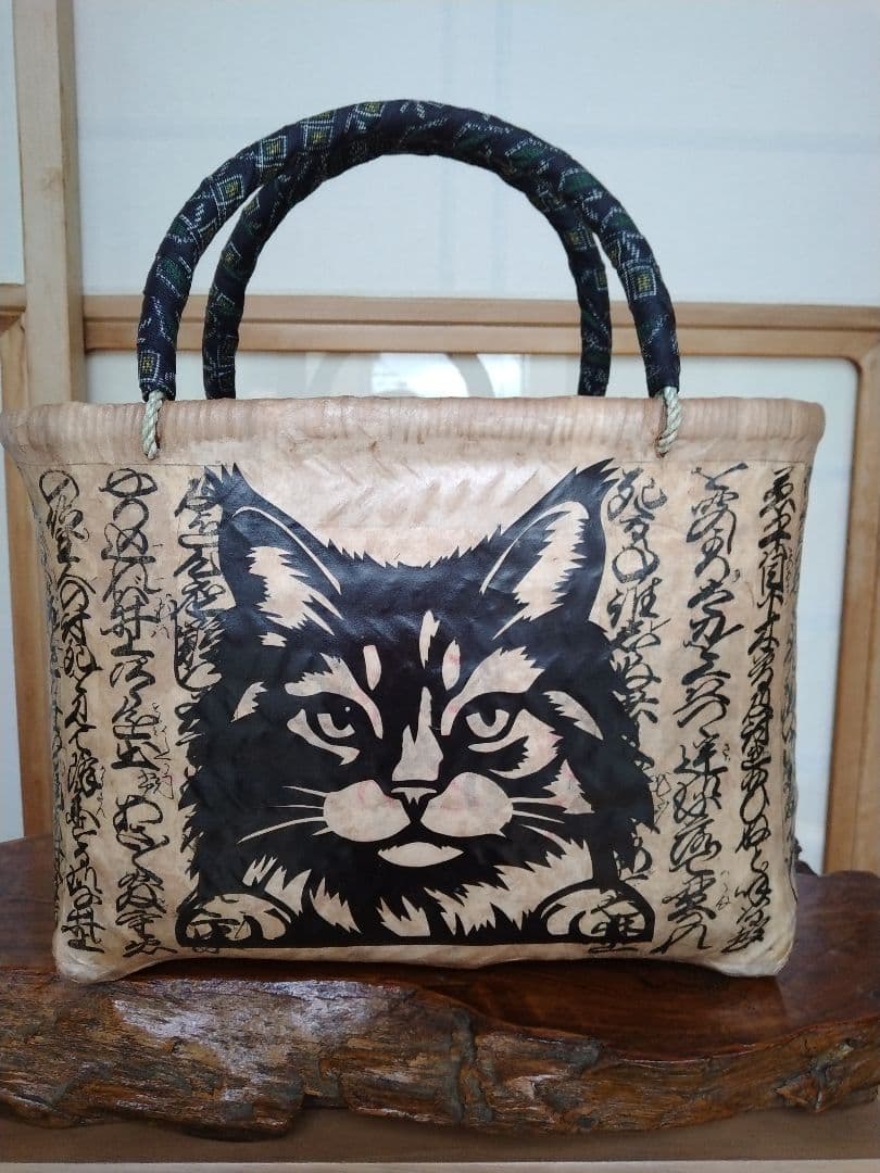 切り絵の一閑張り「強面の猫」