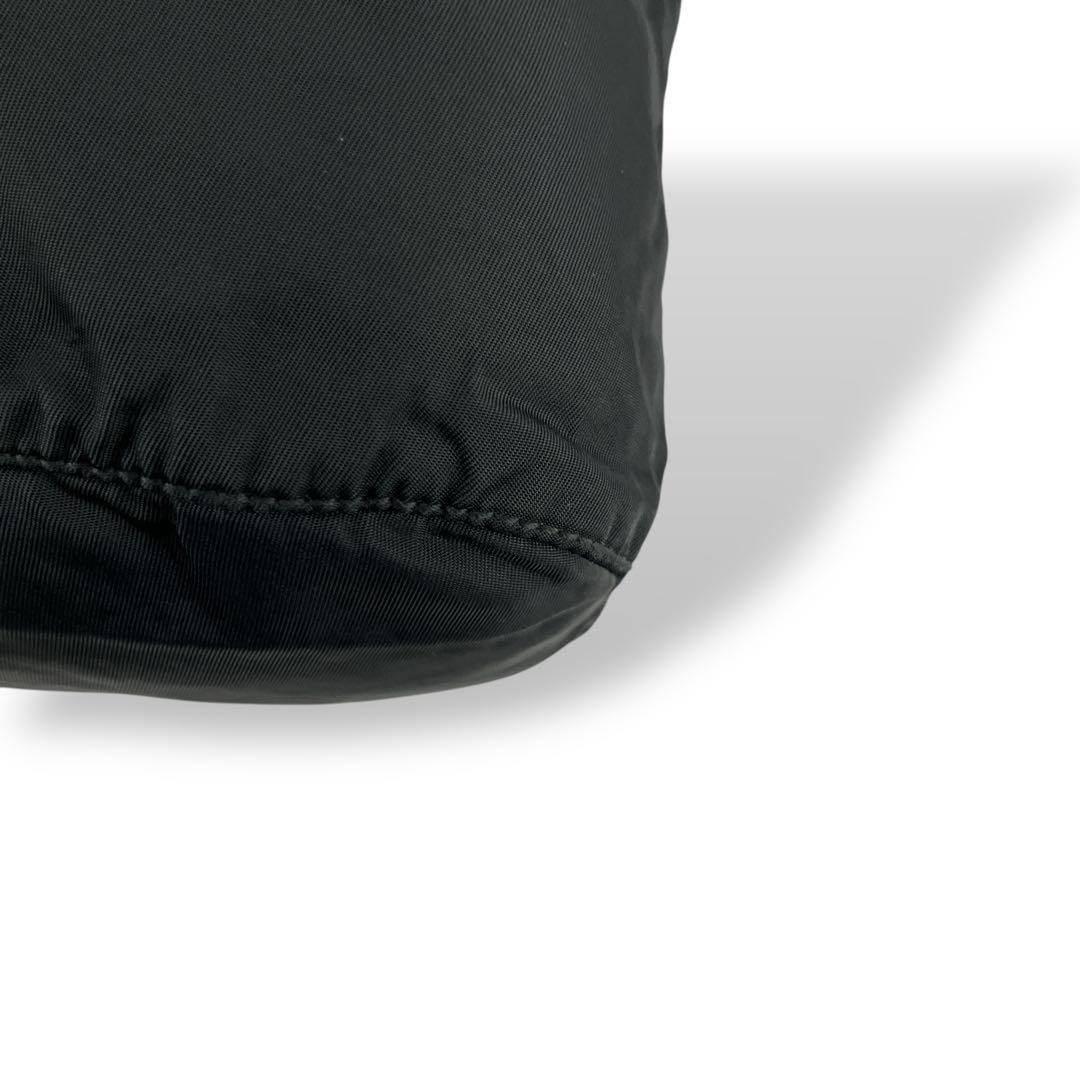 プラダ　三角ロゴ　巾着ミニポーチ　小物入れ　化粧ポーチ　ナイロン　黒　y2k