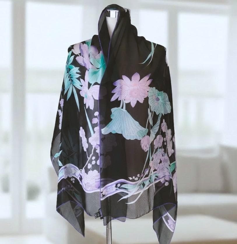 高級感あり 　極美品　レオナール ストール スカーフ ショール 黒にパープル