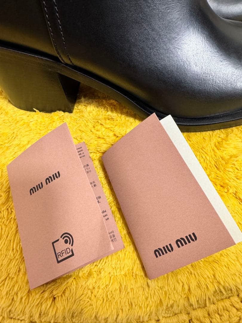 miu miu ブラックレザー ショートブーツ