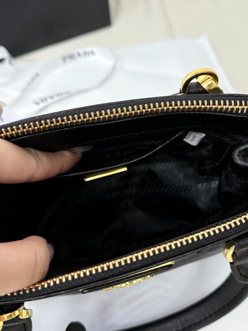 セール！ブラックレザー ショルダーバッグ