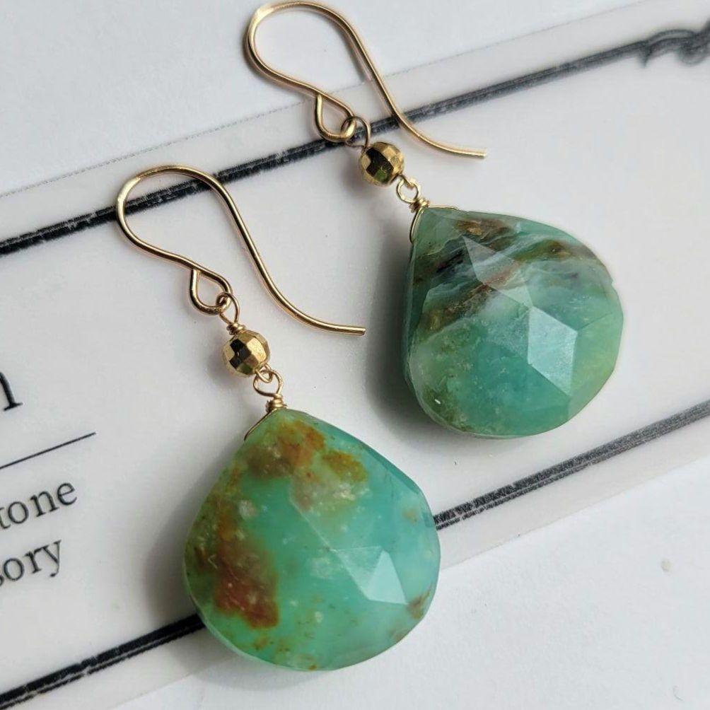 マザーオブパール×クリスタル ラウンジカービングピアス