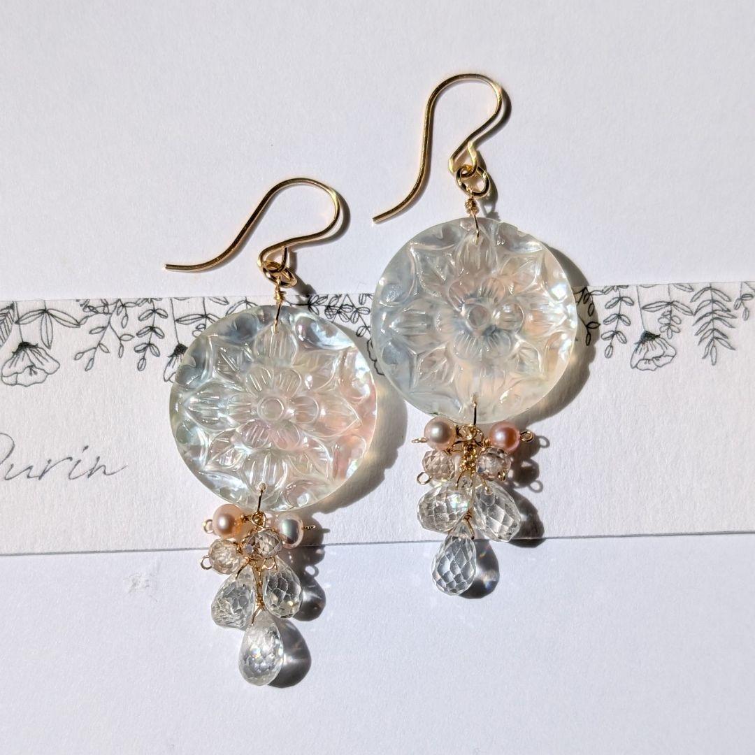 マザーオブパール×クリスタル ラウンジカービングピアス