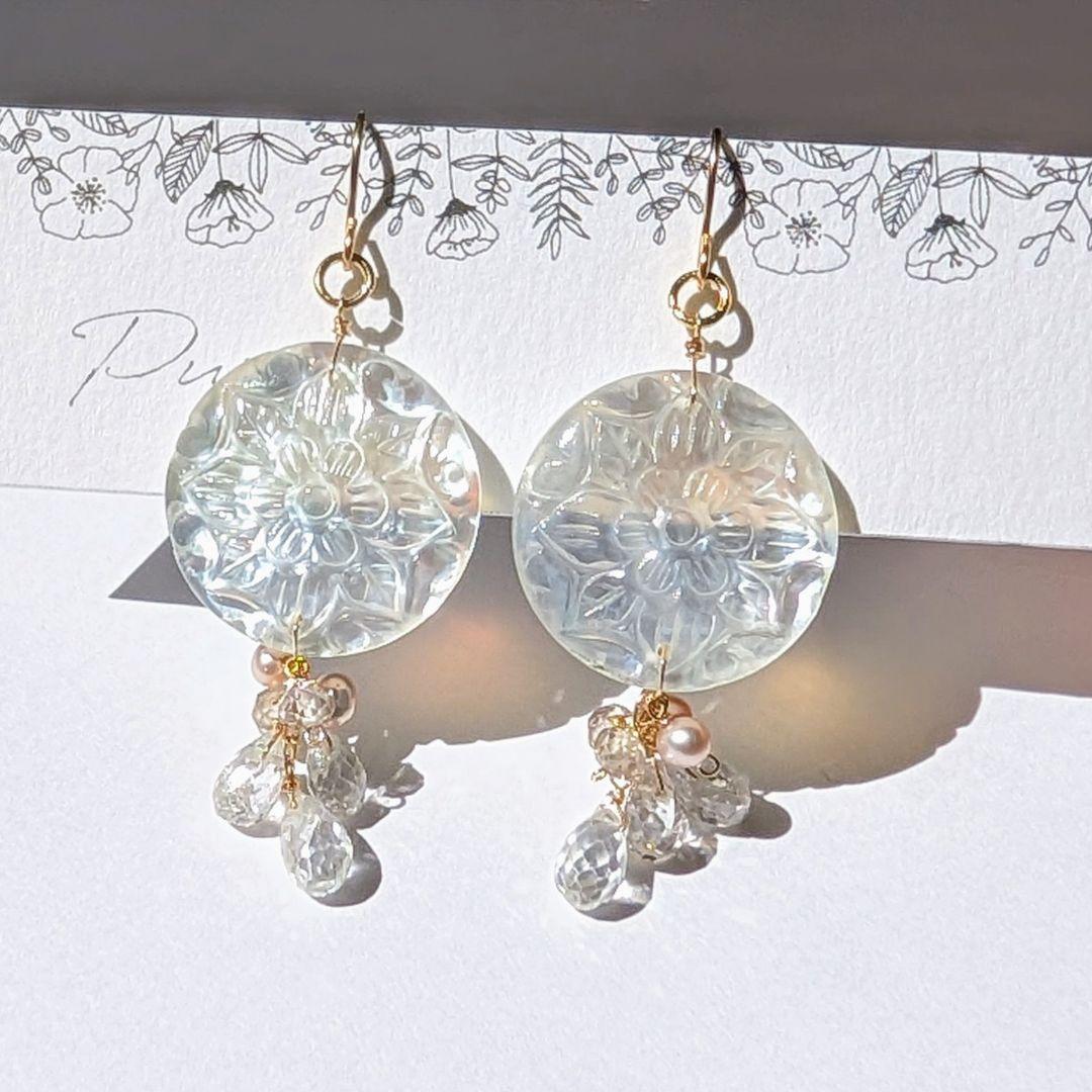 マザーオブパール×クリスタル ラウンジカービングピアス