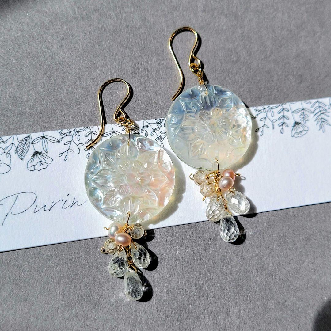 マザーオブパール×クリスタル ラウンジカービングピアス