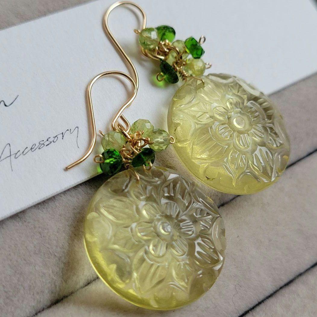 マザーオブパール×クリスタル ラウンジカービングピアス