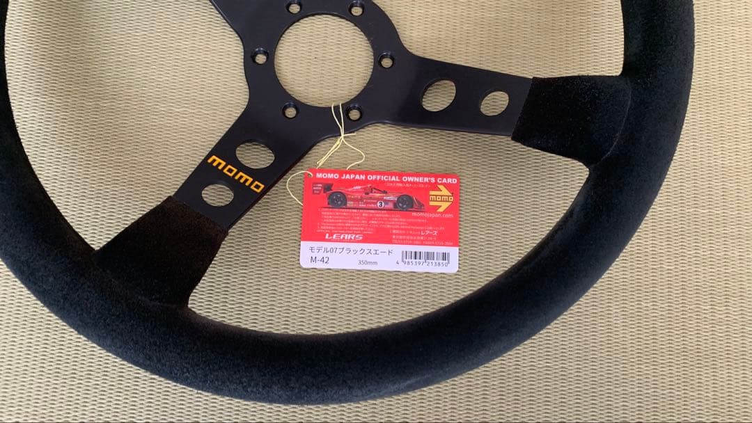 momo M42 350mm モデル07 ブラックスエード 黄センターマーカー