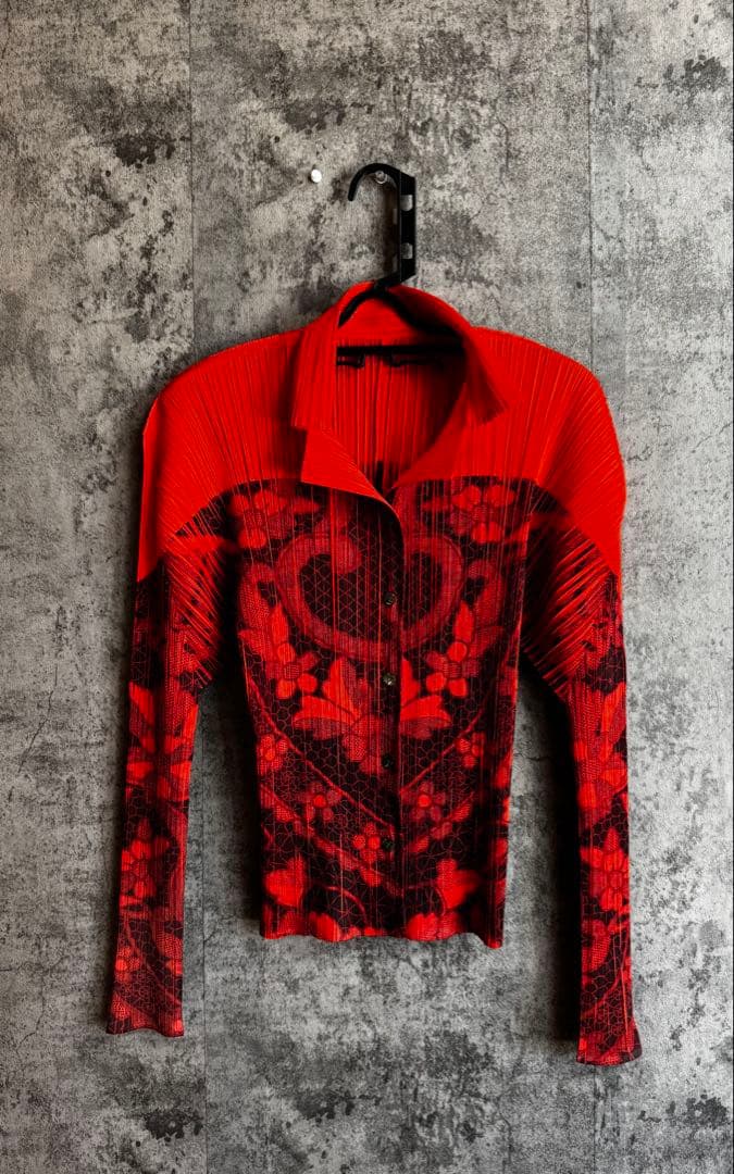 プリーツプリーズ　長袖トップス　花柄