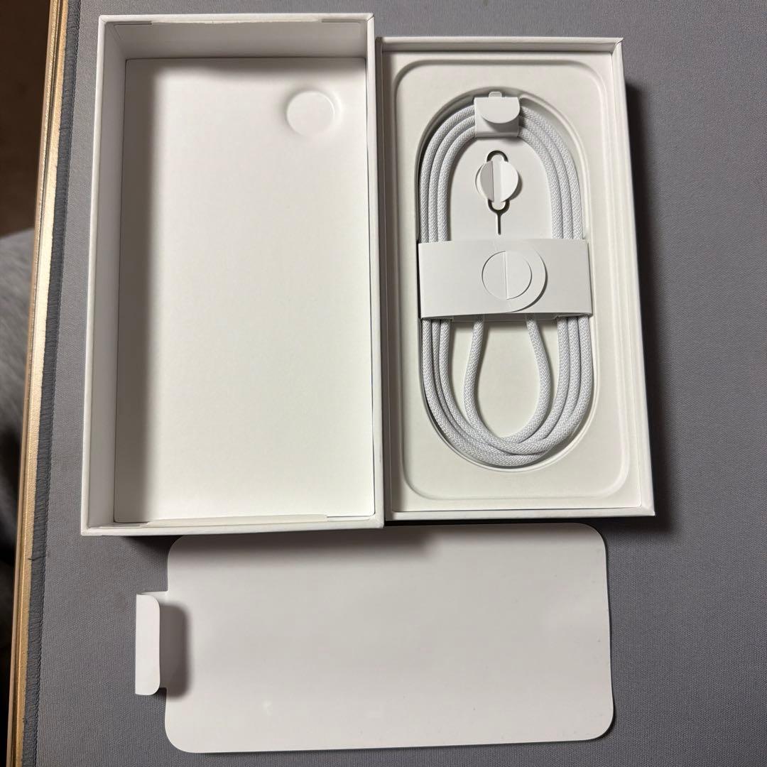 【美品】Apple iPhone16e 128GB ホワイト 充放電約50回