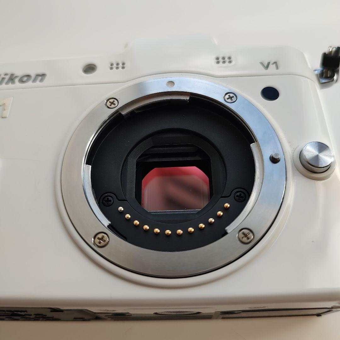 Nikon V1 ホワイト ミラーレスカメラ　30-110のレンズ付き　ジャンク