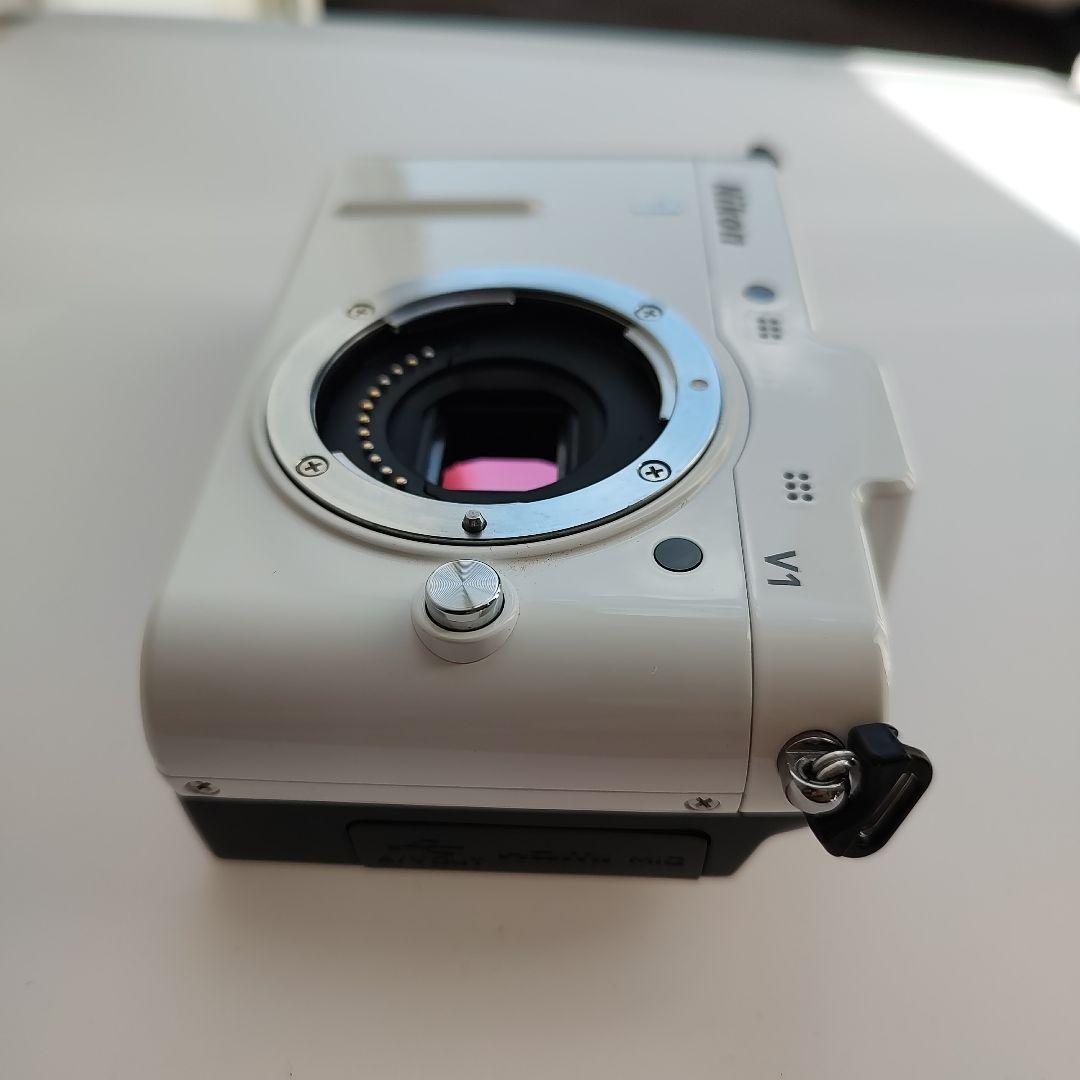 Nikon V1 ホワイト ミラーレスカメラ　30-110のレンズ付き　ジャンク