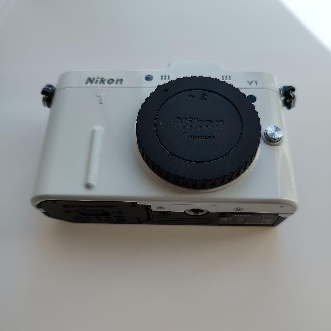 Nikon V1 ホワイト ミラーレスカメラ　30-110のレンズ付き　ジャンク