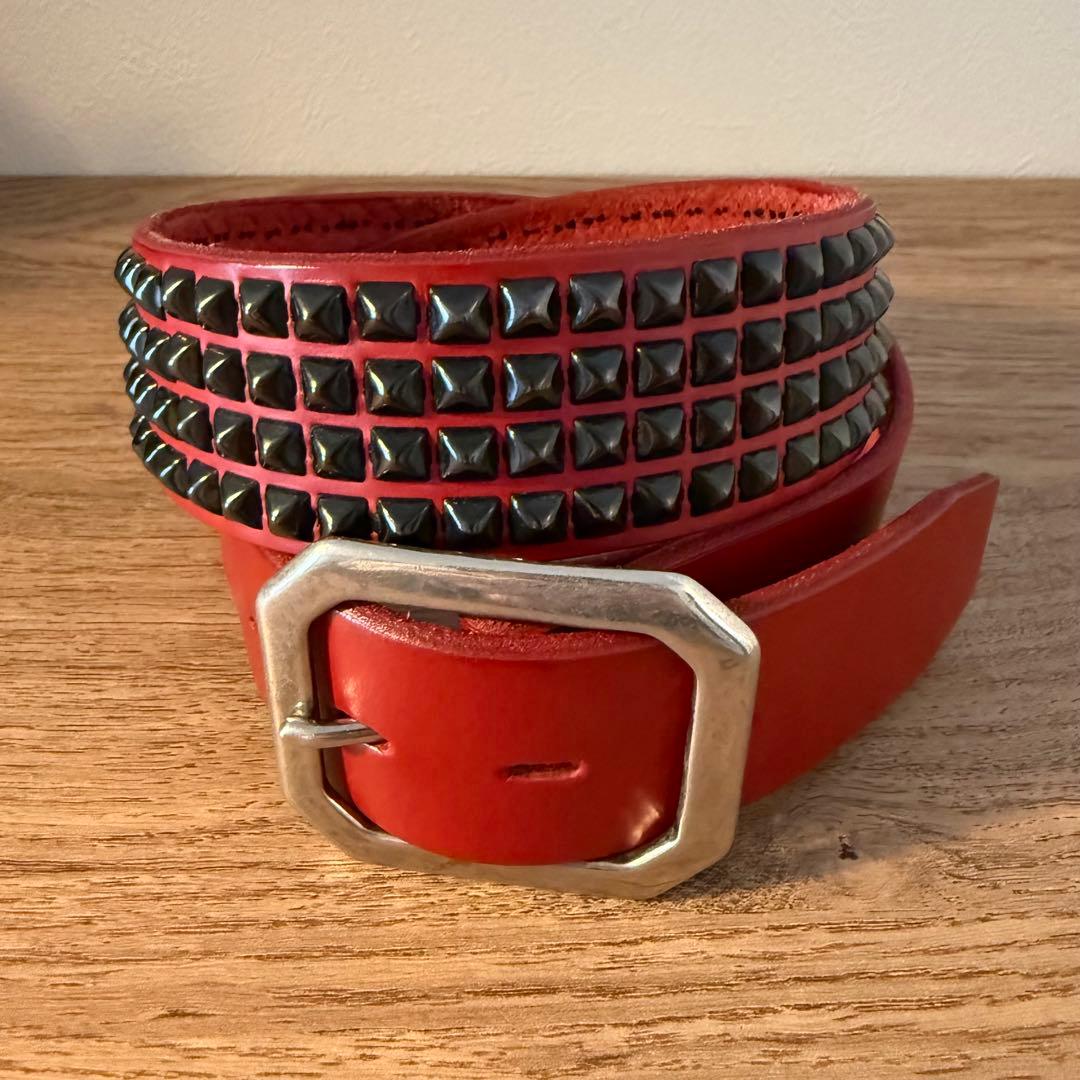 美品 HTC ベルト 4連ピラミッドブラックスタッズベルト レッド 32インチ