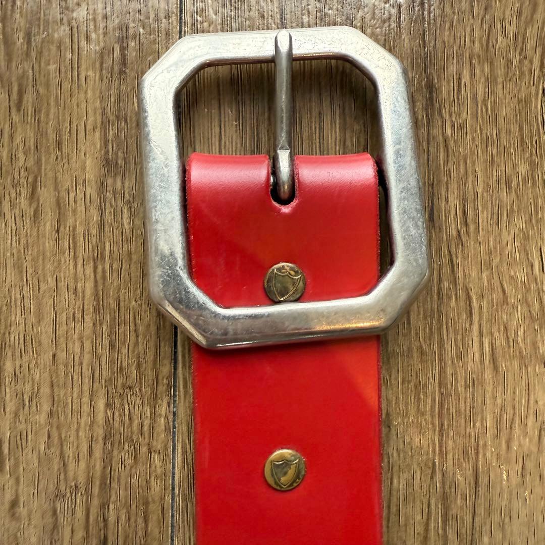 美品 HTC ベルト 4連ピラミッドブラックスタッズベルト レッド 32インチ