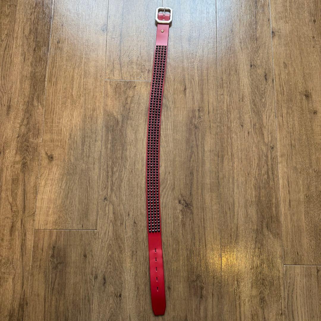 美品 HTC ベルト 4連ピラミッドブラックスタッズベルト レッド 32インチ