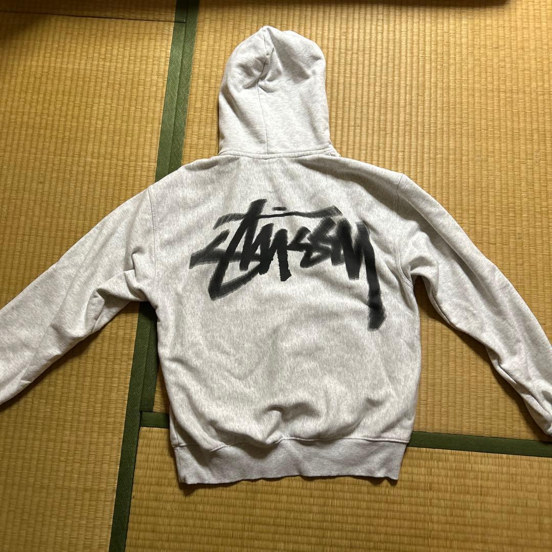 かつきくん着用　stussyグレーパーカー