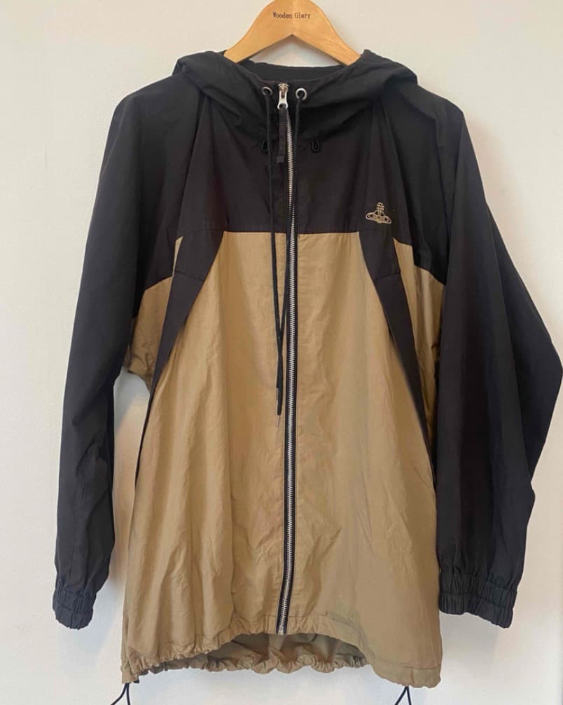 ナイロンジャケット フード付き 黒とベージュ