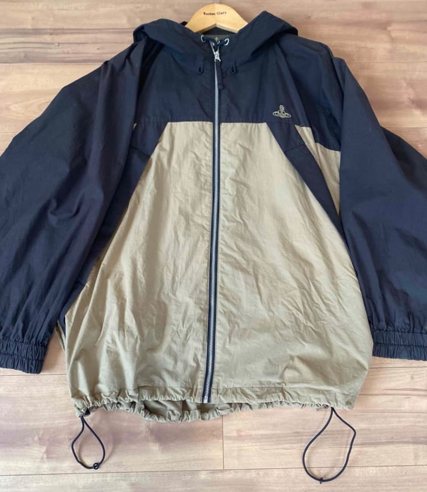 ナイロンジャケット フード付き 黒とベージュ