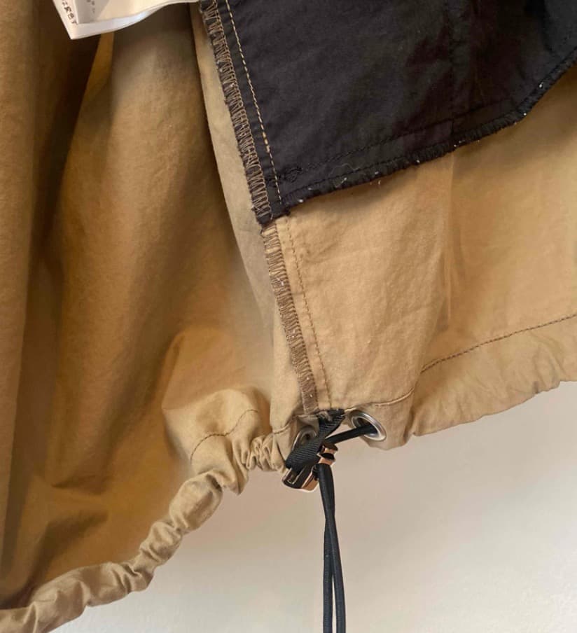 ナイロンジャケット フード付き 黒とベージュ