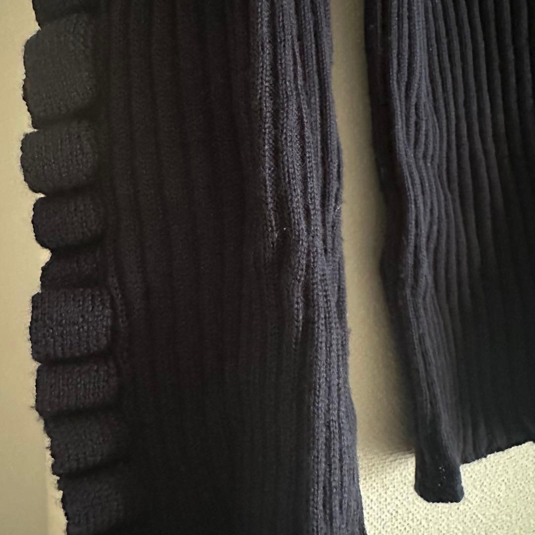 Cygne lilyネイビー 袖フリルタートルニット