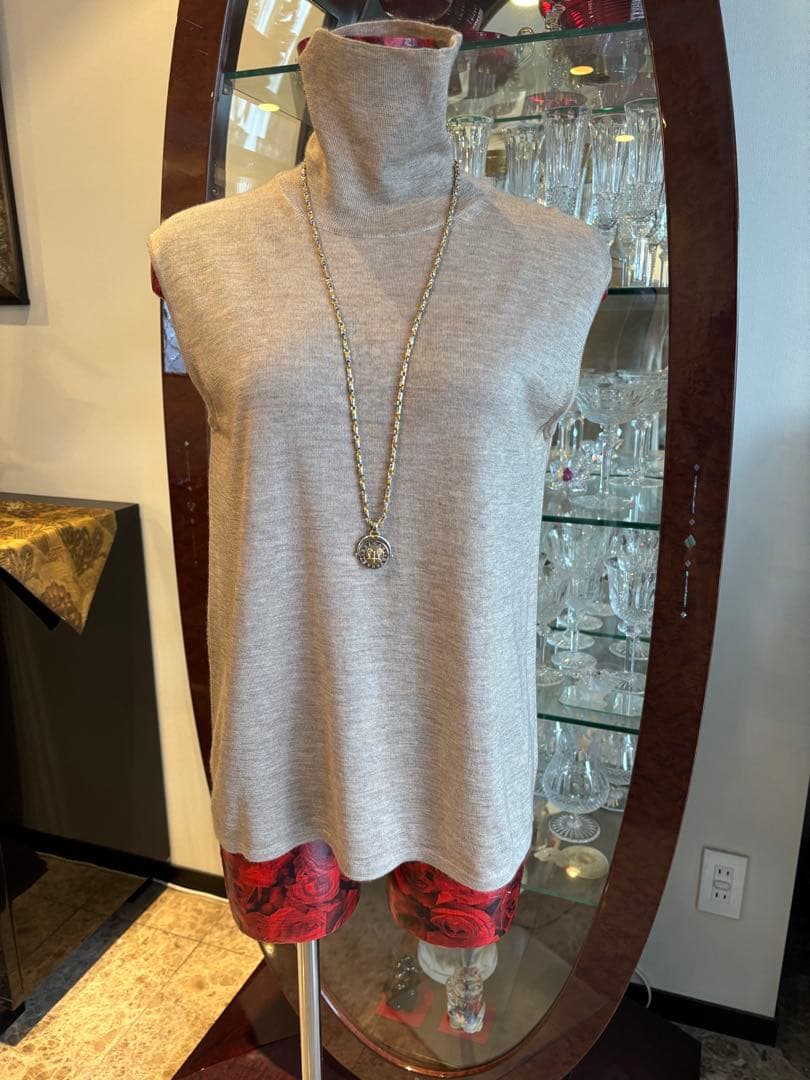 エルメスのノースリーブとカーディガンのアンサンブル