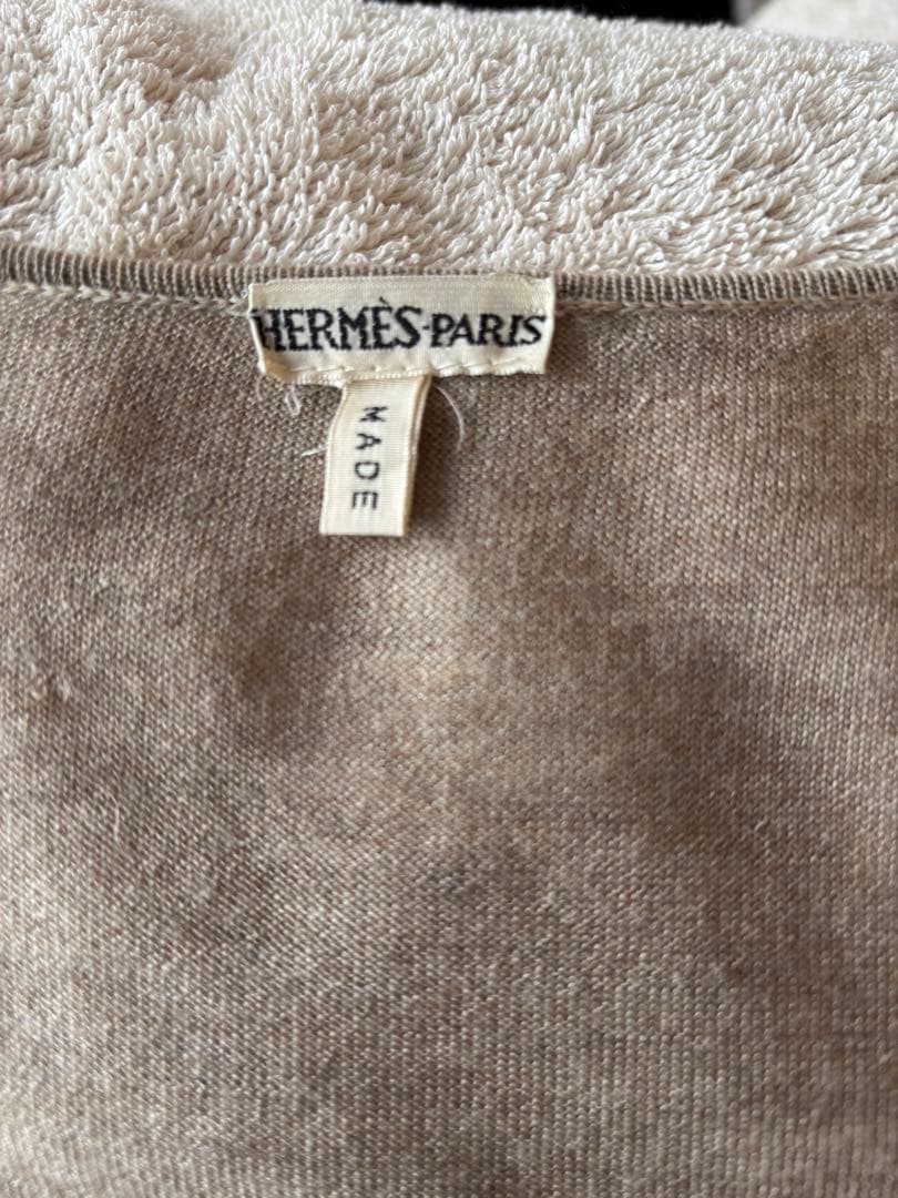 エルメスのノースリーブとカーディガンのアンサンブル