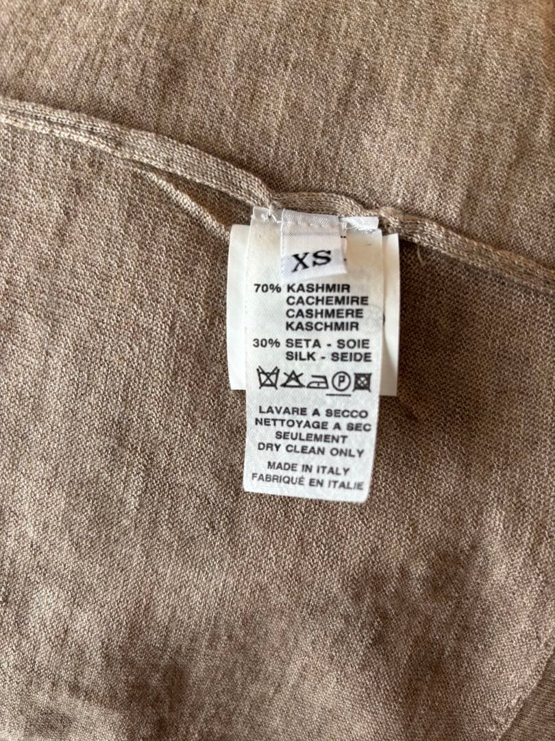 エルメスのノースリーブとカーディガンのアンサンブル