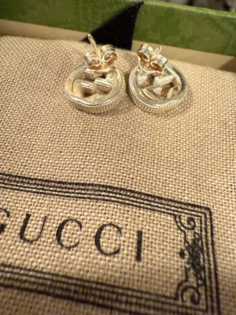GUCCI シルバー ロゴ ピアス 箱付き