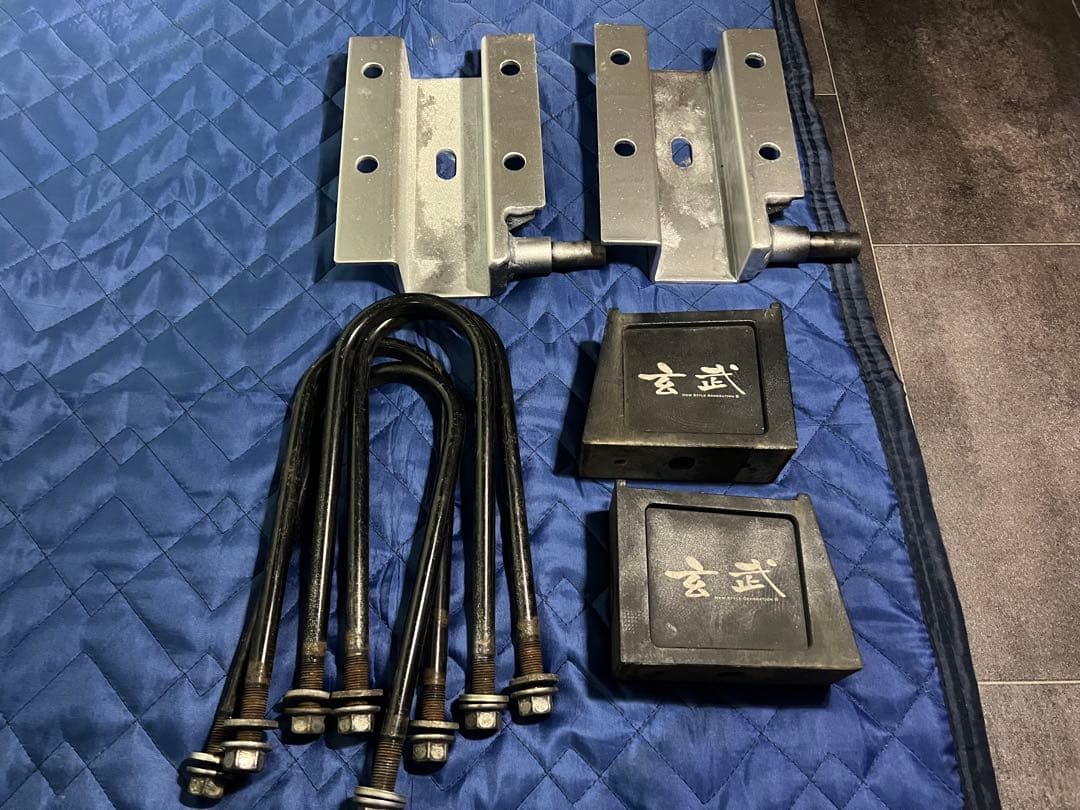 ハイエース用　玄武ローダウンブロック4インチ＋ダウンアシストブラケット