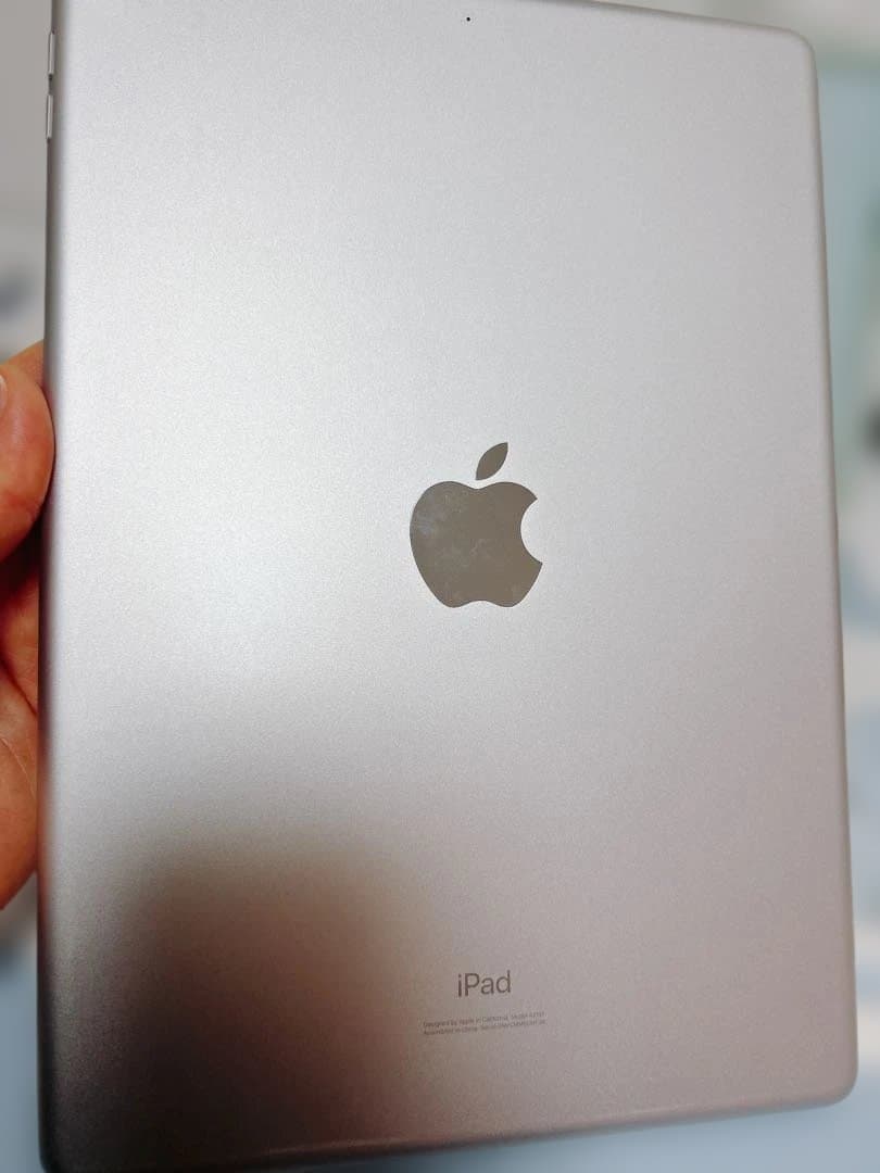 【中古品】Apple iPad 第7世代　カバーキーボード付