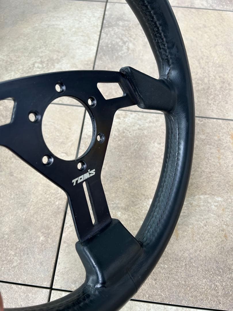 TOMS スポーツステアリング 32Φ 3スポーク センターパット付き