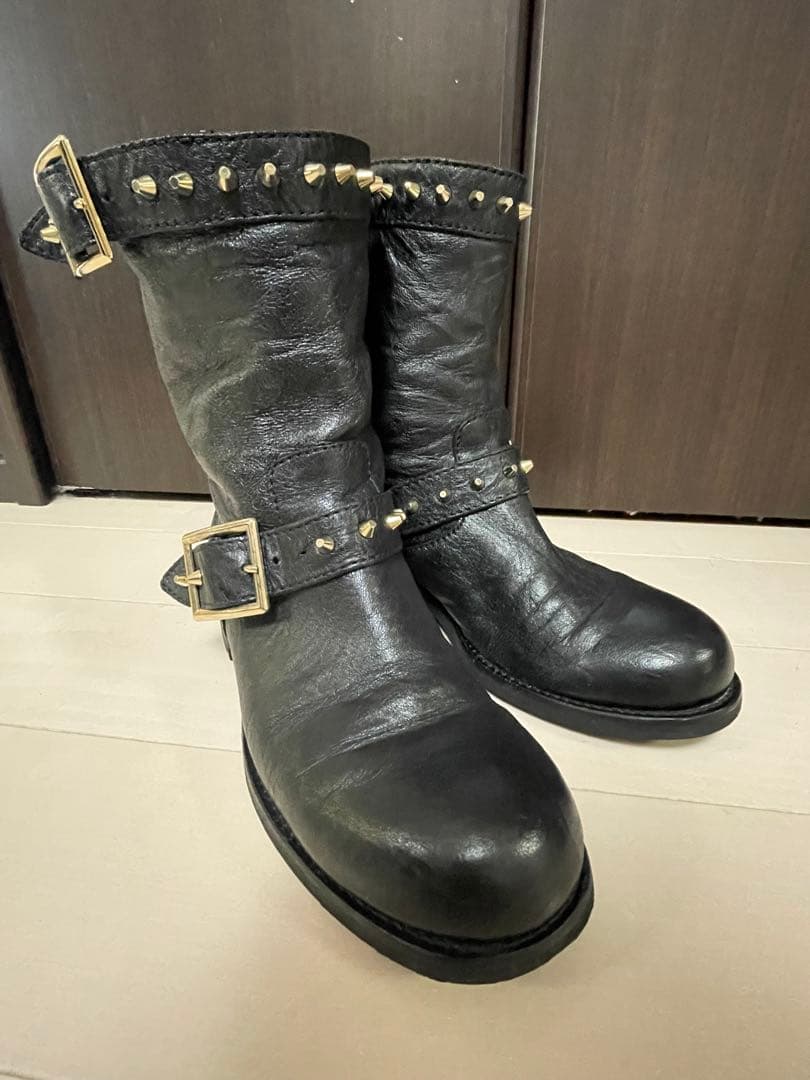 Jimmy Choo ジミーチュウ 黒いレザーエンジニアブーツ スタッズ付き