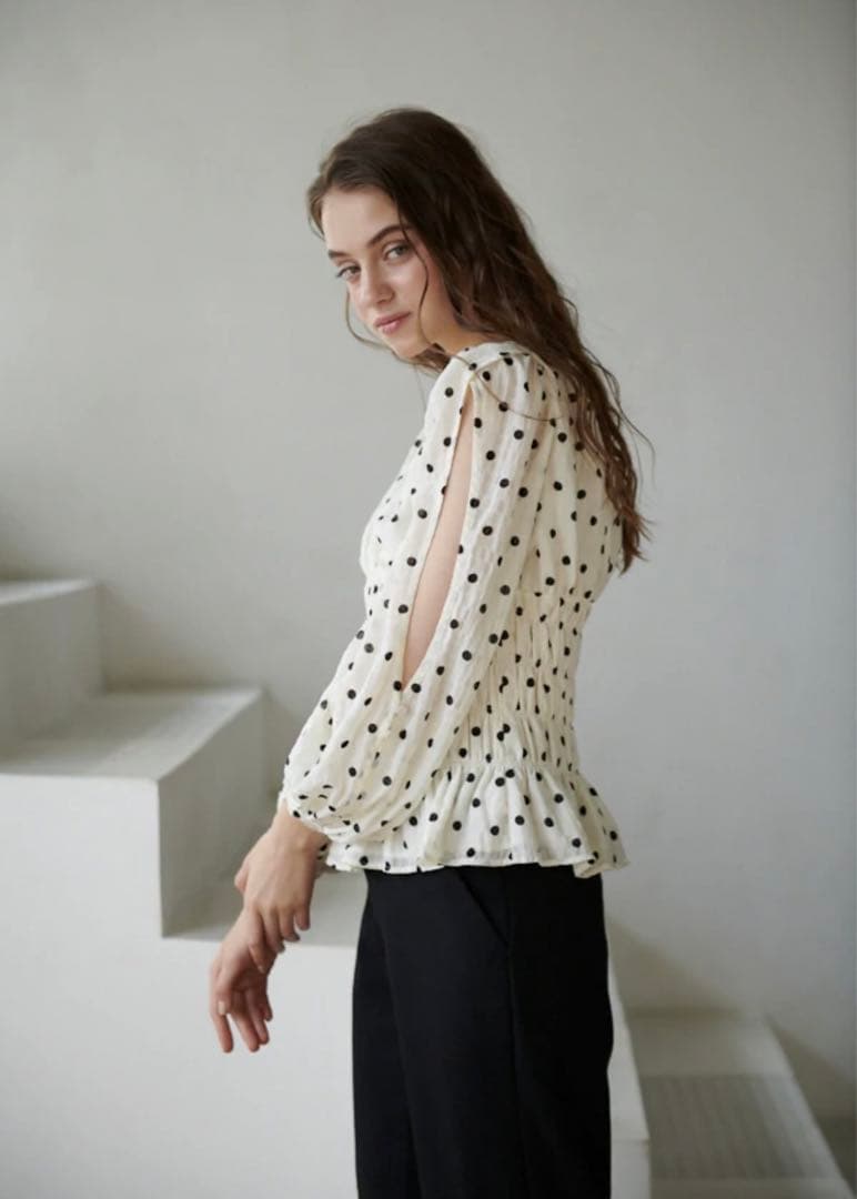 新品未使用Estella.K LuanaBlouse VネックシャーリングBL