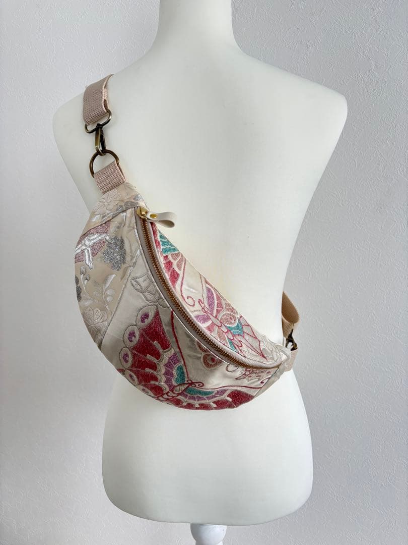 再販　袋帯　帯リメイクバッグ　ボディバッグ　蝶々　プラチナ