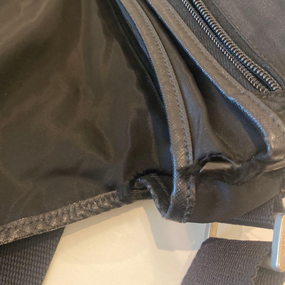 【PRADA】ショルダーバッグ　三角ロゴプレート　ナイロン　ブラック　A4