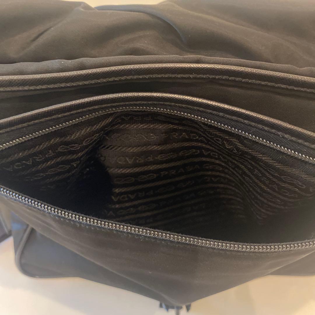 【PRADA】ショルダーバッグ　三角ロゴプレート　ナイロン　ブラック　A4