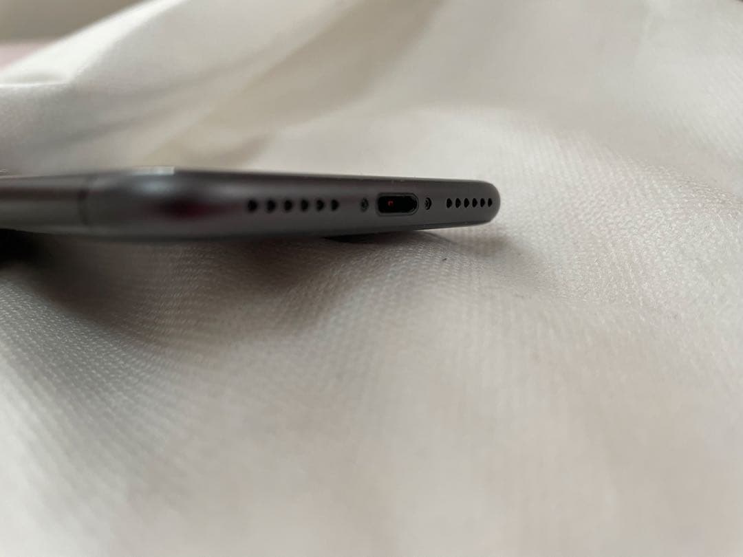 Apple iPhone 8 スペースグレー　64G