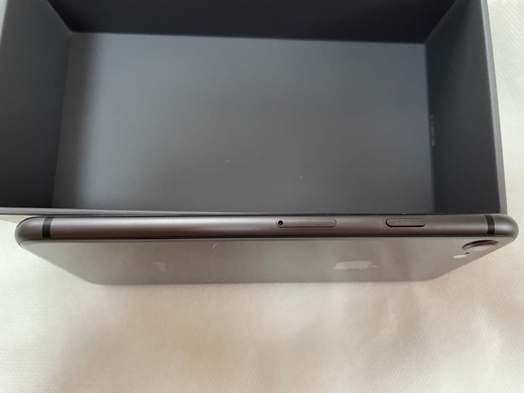 Apple iPhone 8 スペースグレー　64G