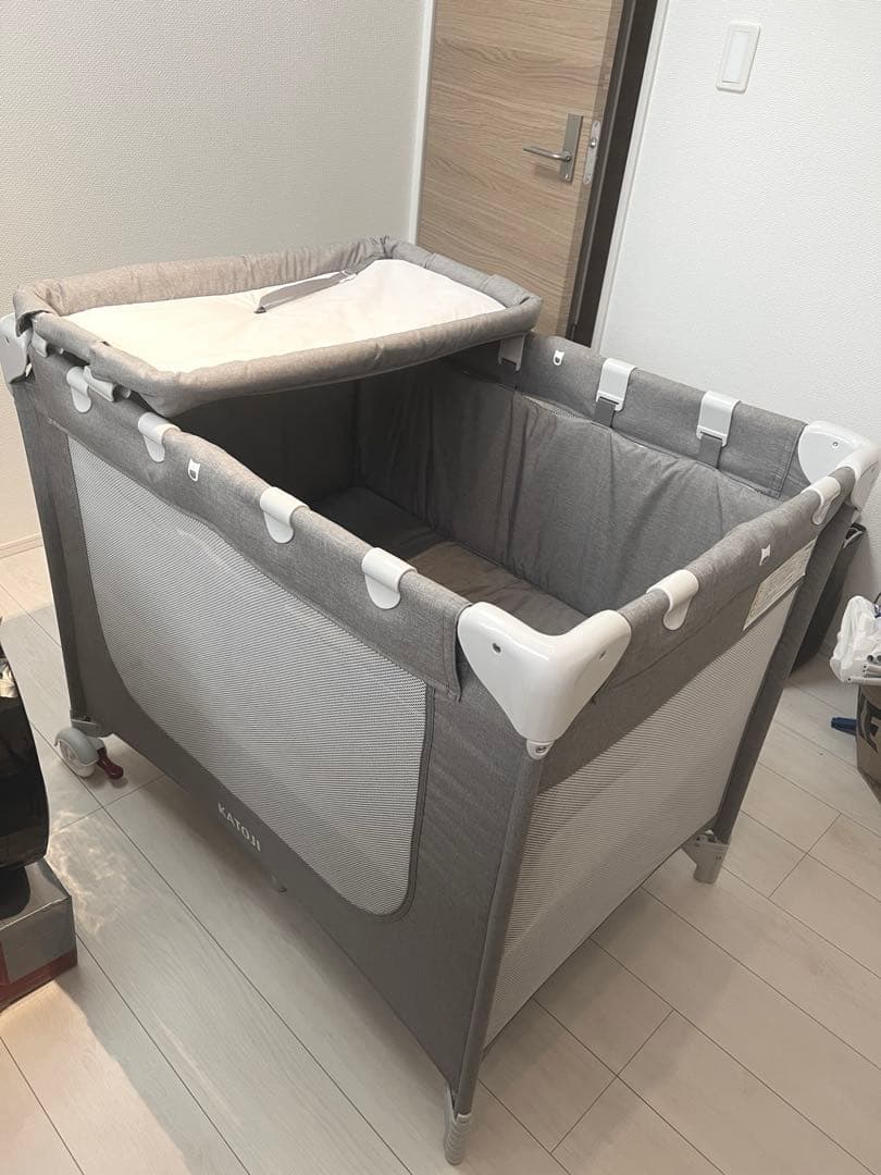 【美品】カトージ　KATOJI　ポータブルベビーベッド　オムツ台付