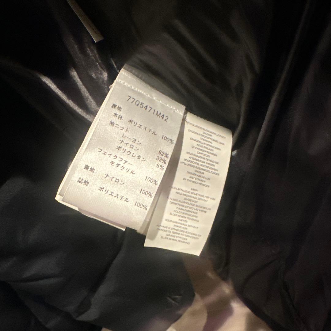 フード付きブラックダウンジャケット