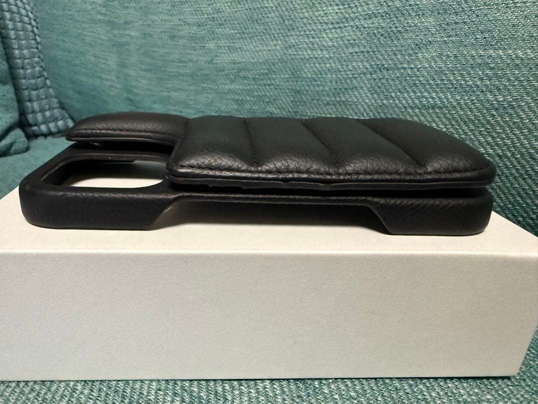 DEMIU パッド入りブラックiPhone16Proケース