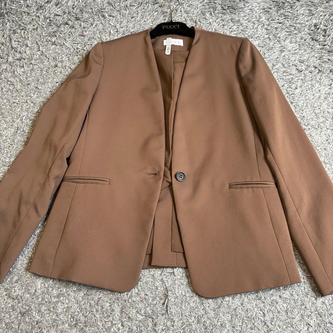 【美品】PLST ノーカラ―パンツスーツ コンフォートリュクス 茶色 S/XS